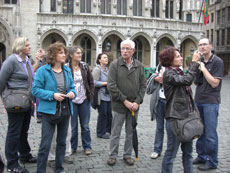 Marktplatz Brüssel mit Fremdenführer